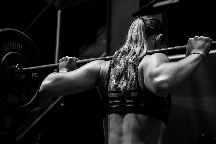 Mann beim Krafttraining im Prime Fitness Club