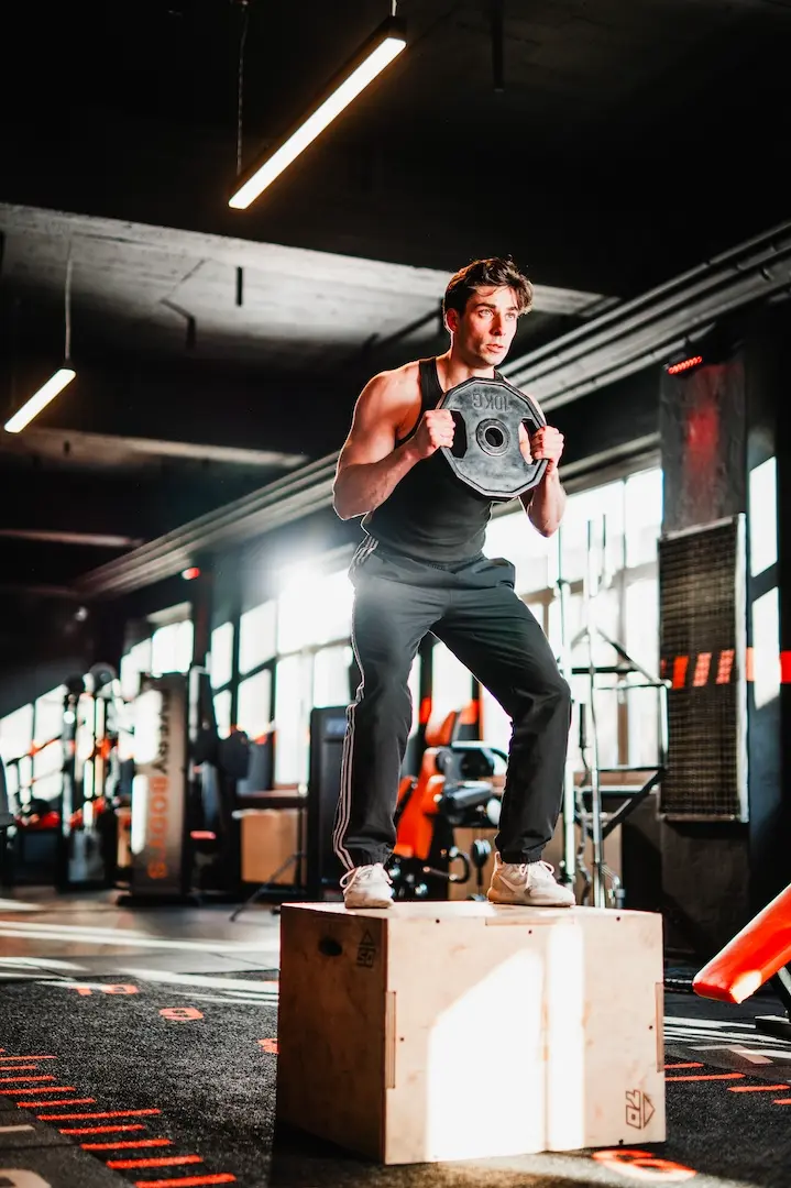 Mann beim Krafttraining im Everybody's Fitness Club