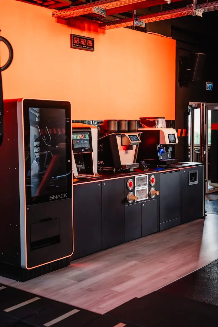 Thekenbereich und Empfang im Everybody's Fitness Club Waldbröl